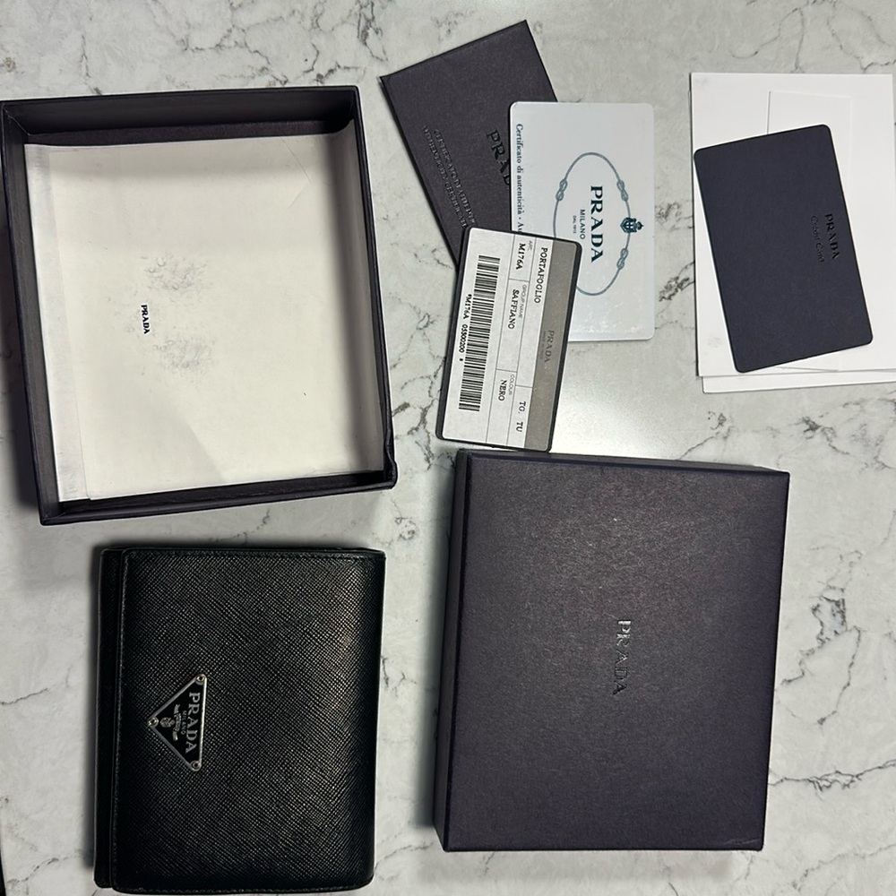 Prada Portafoglio Saffiano Nero Black Italian Leather Wallet M176A Authentic